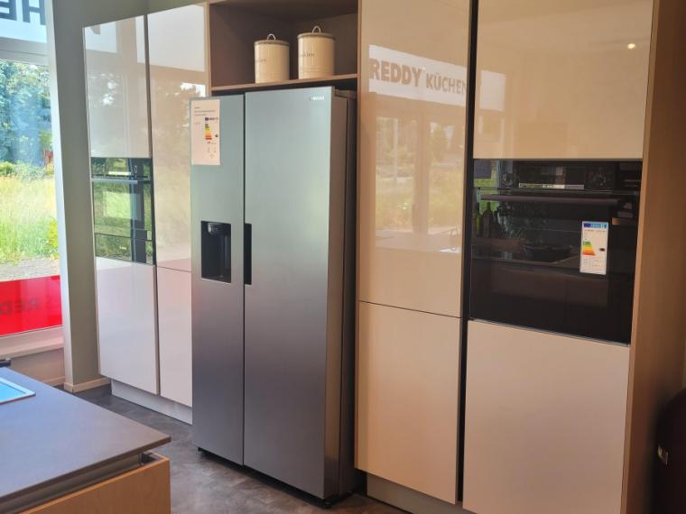 Moderne Zeile mit großem Block inkl. Wärmeschublade und Blanco Unit Soda