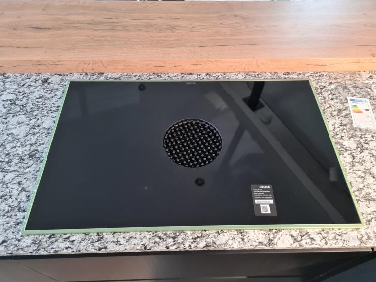 Schicke schwarze Küche mit toller Steinplatte