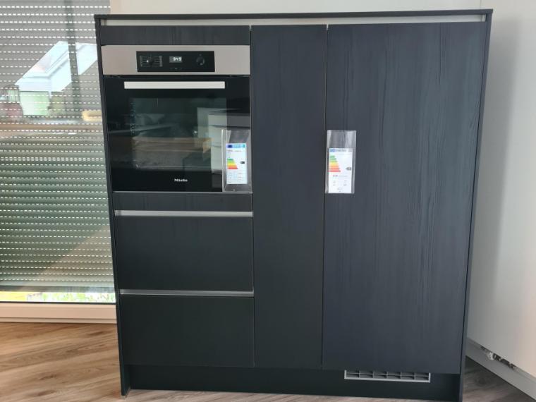 Schicke schwarze Küche mit toller Steinplatte