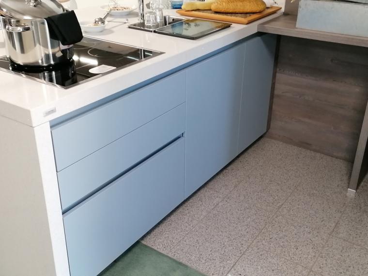 Große Abverkaufsküche Quarzstein Arbeitsplatte Denim blau Dolomit Musterküc