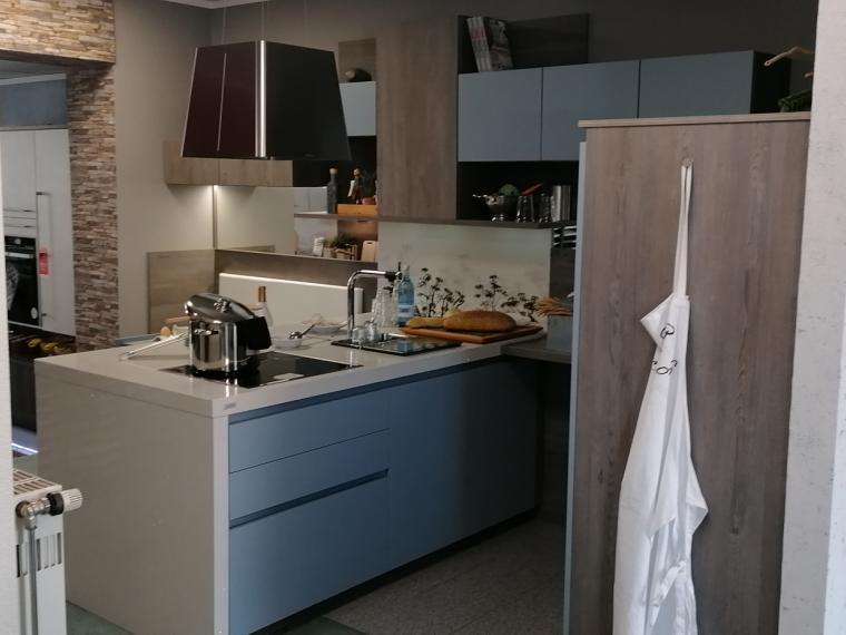Große Abverkaufsküche Quarzstein Arbeitsplatte Denim blau Dolomit Musterküc