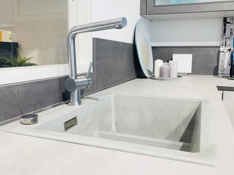 Moderne Grifflose Küche mit Div. Beton Farbende Fronten und Arbeitsplatte.