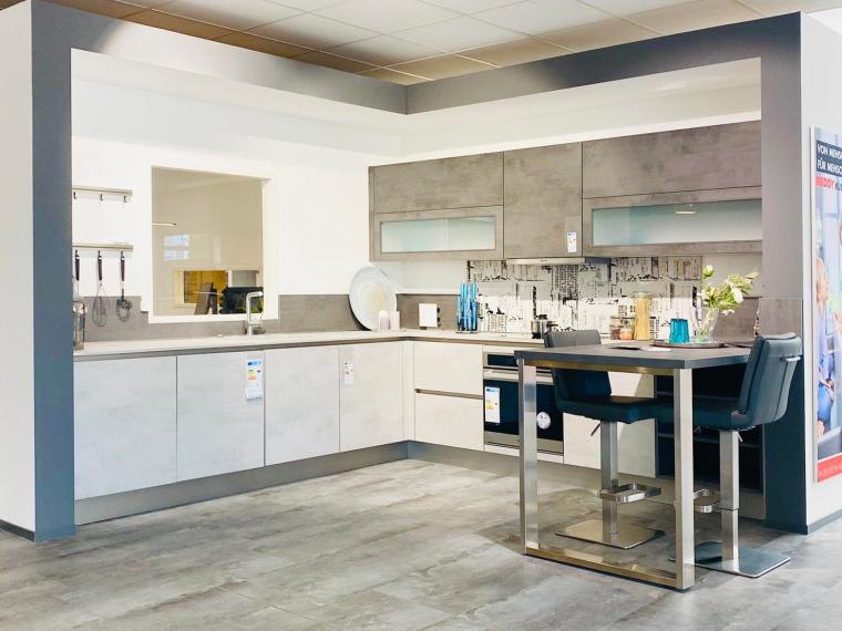 Moderne Grifflose Küche mit Div. Beton Farbende Fronten und Arbeitsplatte.