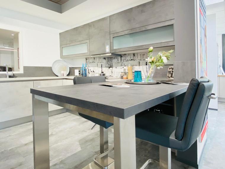 Moderne Grifflose Küche mit Div. Beton Farbende Fronten und Arbeitsplatte.