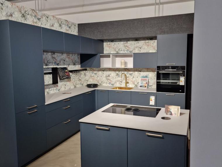 Moderne L-Küche mit Halbinsel