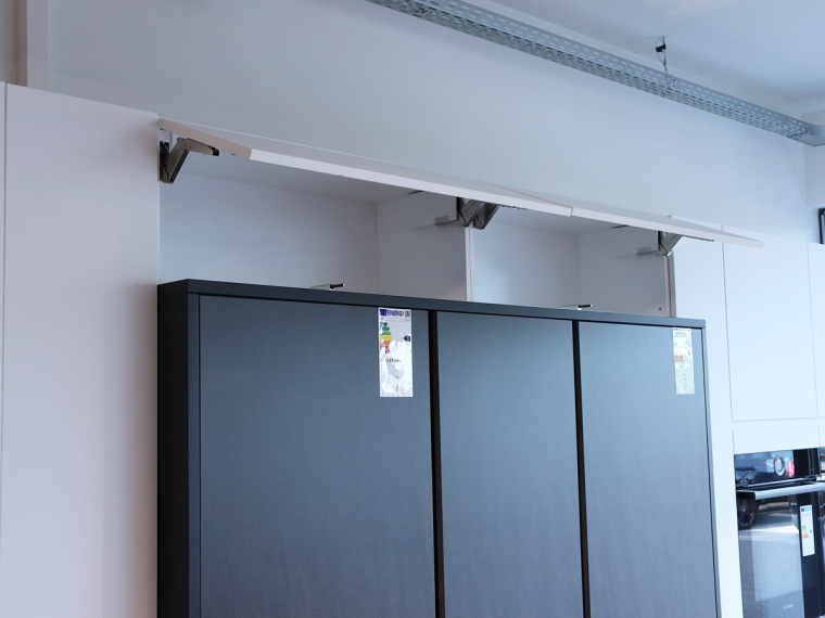 Häcker Einbau-Küche in Kristallweiß matt mit Insel & Elektrogeräten - 1M
