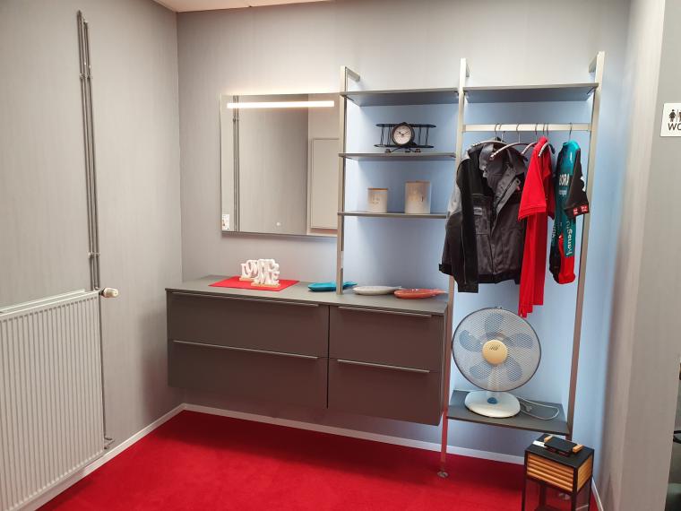 Garderobe mit beleuchtetem Spiegel