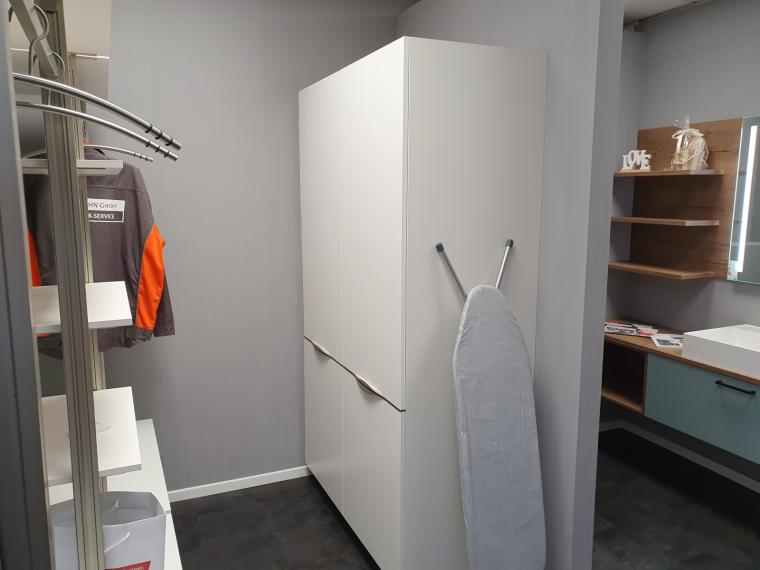 Große Garderobe mit Besen- und Hochschrank