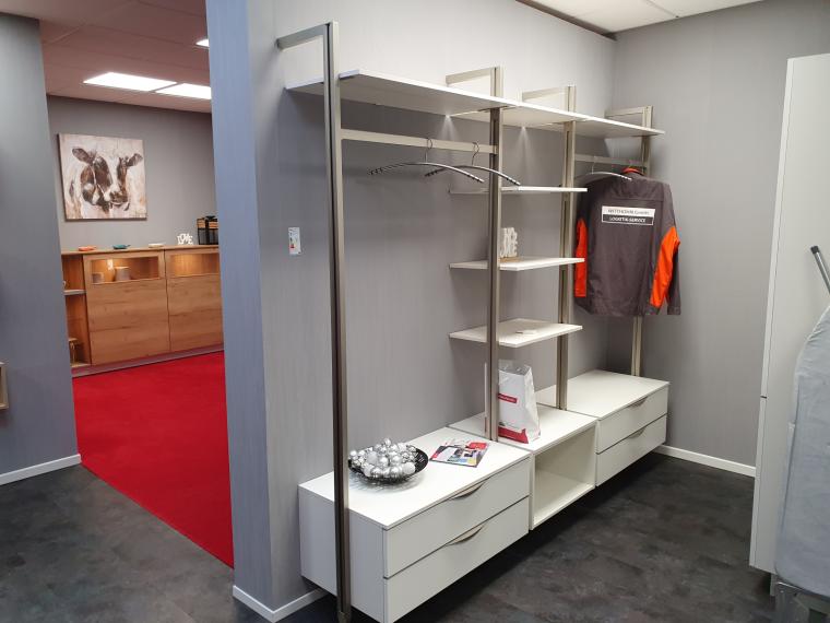 Große Garderobe mit Besen- und Hochschrank
