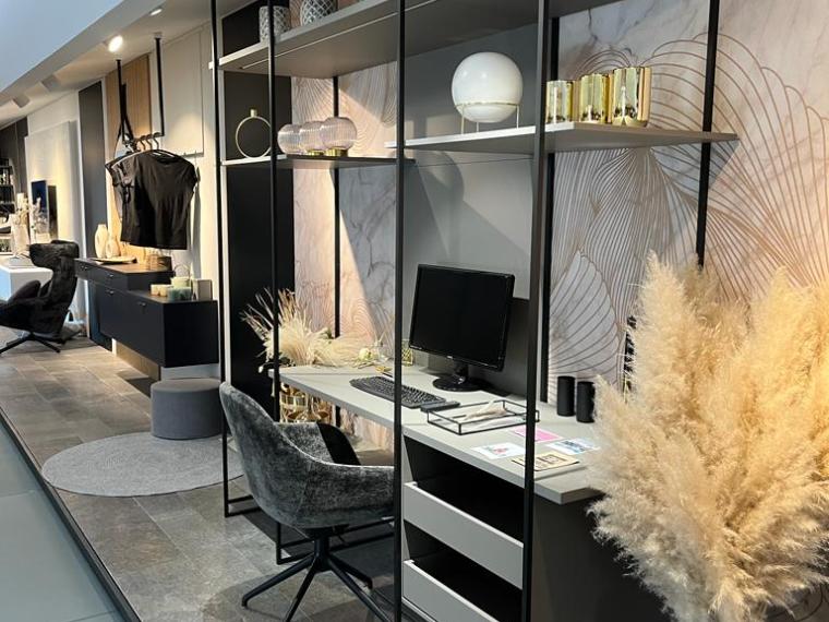 Schickes Homeoffice in dezentem Grauton