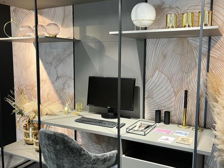 Schickes Homeoffice in dezentem Grauton