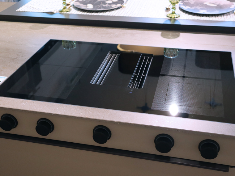 Häcker Einbauküche mit Kochinsel und Elektrogeräten - M14