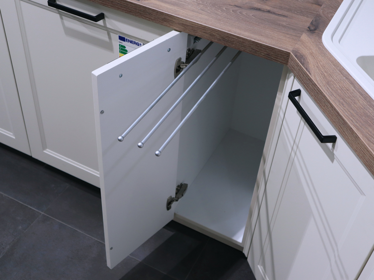 Häcker Landhausküche U-Form in Crema-Magnolie & Eiche Elektrogeräten - M17