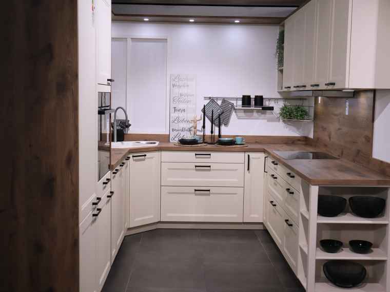 Häcker Landhausküche U-Form in Crema-Magnolie & Eiche Elektrogeräten - M17