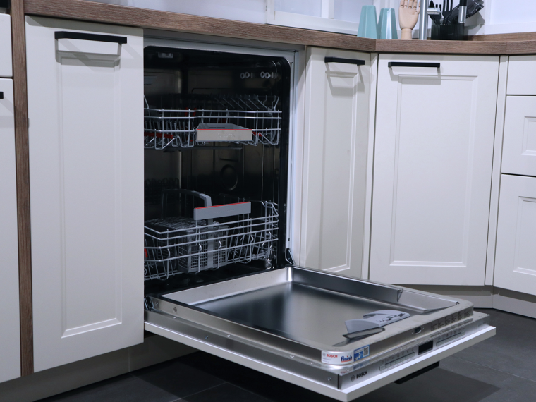 Häcker Landhausküche U-Form in Crema-Magnolie & Eiche Elektrogeräten - M17