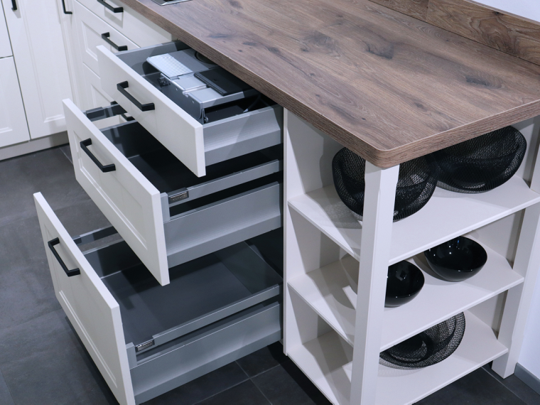 Häcker Landhausküche U-Form in Crema-Magnolie & Eiche Elektrogeräten - M17