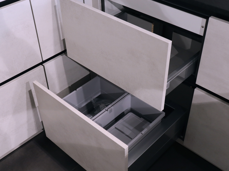 Nobilia Einbau-Küche U-Form in Weißbeton mit Theke & Elektrogeräten - M19