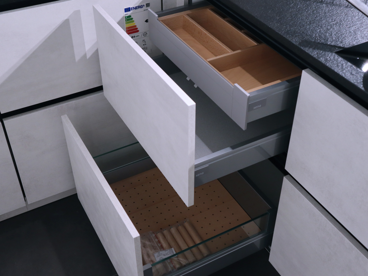 Nobilia Einbau-Küche U-Form in Weißbeton mit Theke & Elektrogeräten - M19