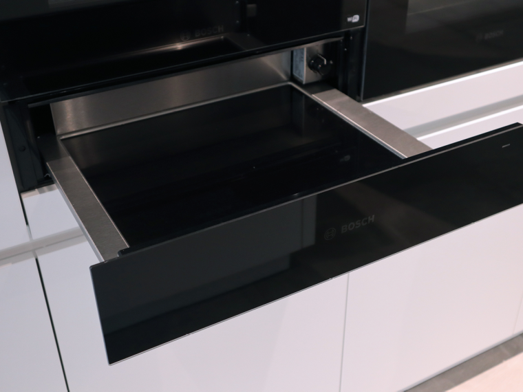 Häcker Einbau-Küche in Polarweiß mit Insel, Theke & Elektrogeräten - M1