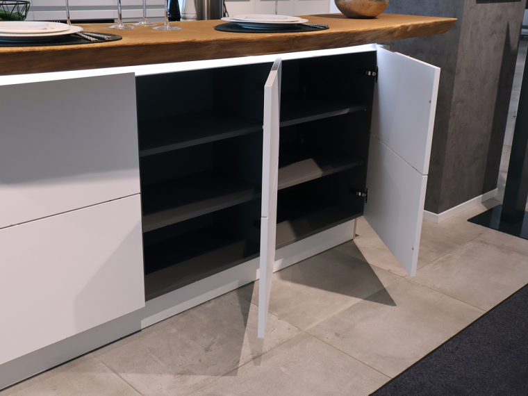 Häcker Einbau-Küche in Polarweiß mit Insel, Theke & Elektrogeräten - M1