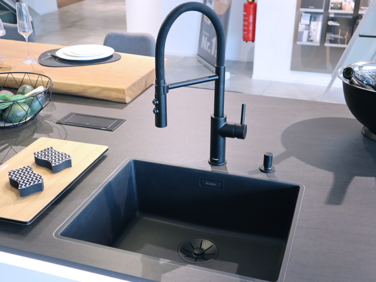 Häcker Einbau-Küche in Polarweiß mit Insel, Theke & Elektrogeräten - M1