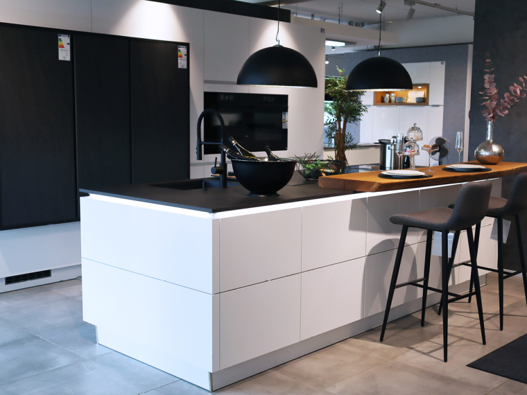 Häcker Einbau-Küche in Polarweiß mit Insel, Theke & Elektrogeräten - M1