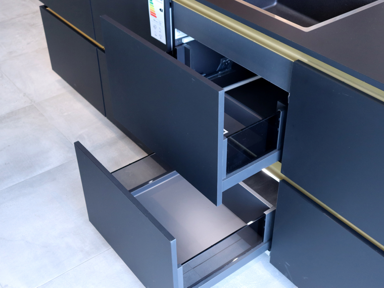 Leicht Architektur Einbauküche in Schwarz mit Insel & Elektrogeräten - A18