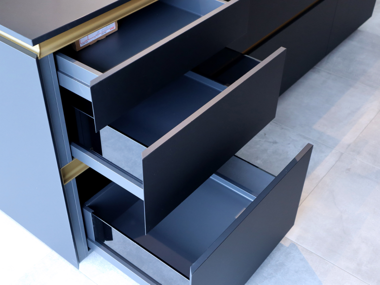 Leicht Architektur Einbauküche in Schwarz mit Insel & Elektrogeräten - A18