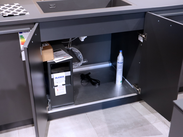 Leicht Einbauküche in Carbongrau mit Kochinsel & Elektrogeräten - A23