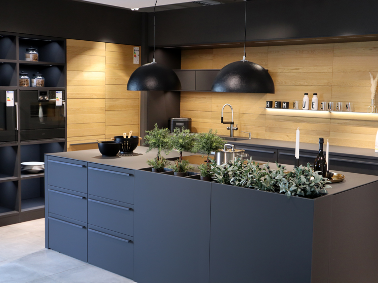 Leicht Einbauküche in Carbongrau mit Kochinsel & Elektrogeräten - A23