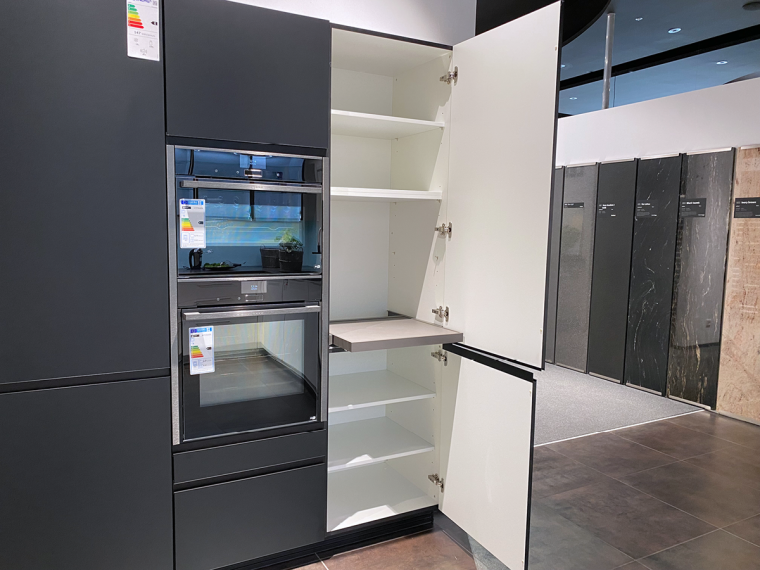 Nobilia Einbauküche L-Form mit separater Regalwand & Elektrogeräten - M13