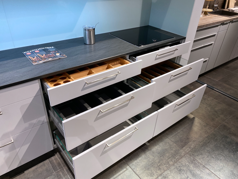 Nobilia Einbauküche L-Form mit separater Regalwand & Elektrogeräten - M13