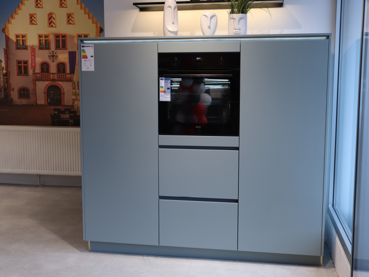 Häcker Einbauküche L-Form in Eukalyptus-Mattlack mit Elektrogeräten - M1