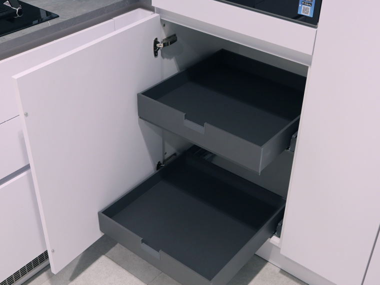 Häcker Einbauküche in Polarweiß mit Regalwand & Elektrogeräten - M2