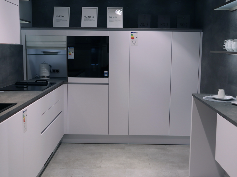 Häcker Einbauküche in Polarweiß mit Regalwand & Elektrogeräten - M2