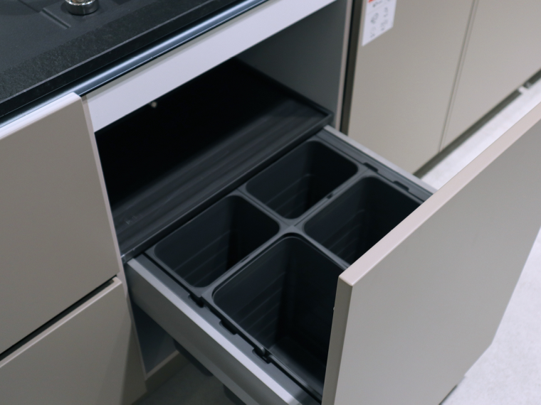 Häcker Einbauküche L-Form mit Natursteinarbeitsplatte & Elektrogeräten - M5