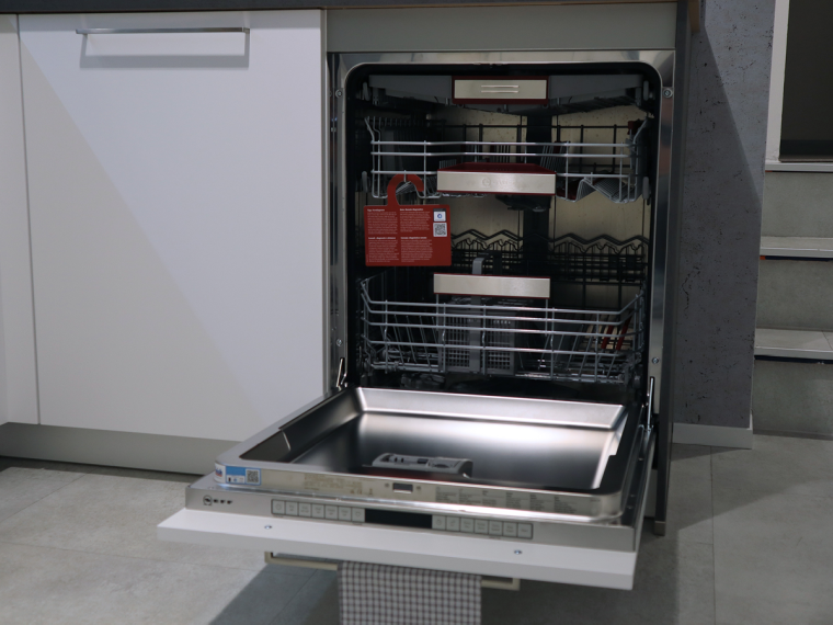 Nobilia Einbauküche in Weiß mit separater Schrankwand & Elektrogeräten - M7
