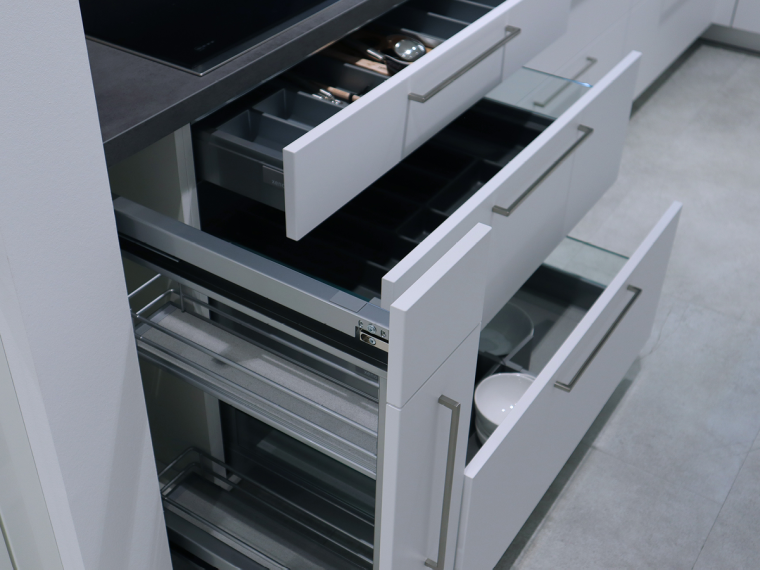 Nobilia Einbauküche in Weiß mit separater Schrankwand & Elektrogeräten - M7