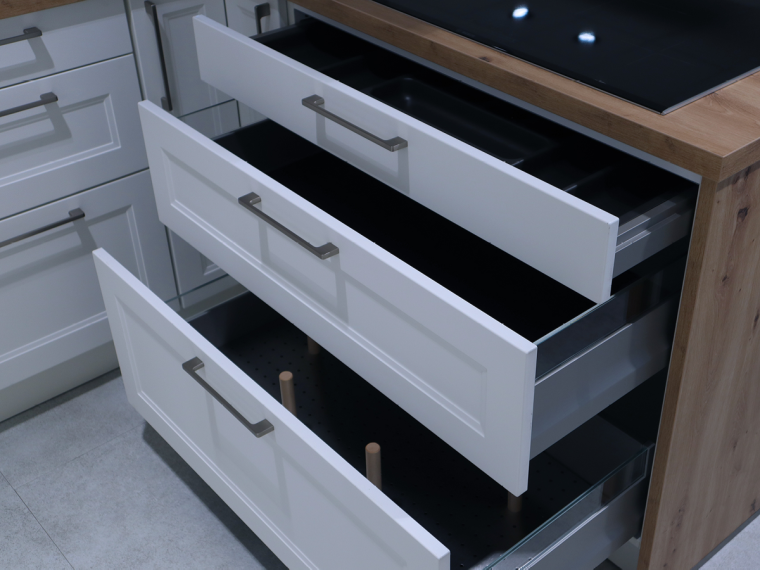 Häcker Landhausküche G-Form in Ravenna Weiß mit Elektrogeräten - M10