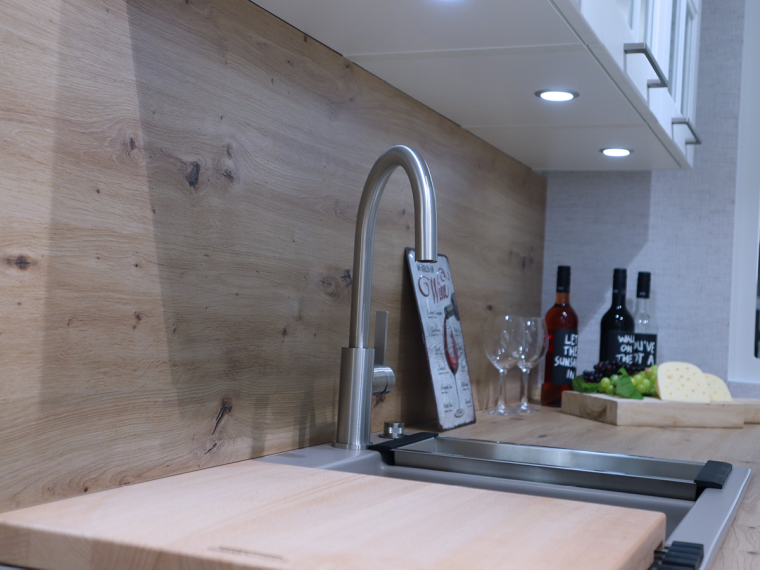 Häcker Landhausküche G-Form in Ravenna Weiß mit Elektrogeräten - M10