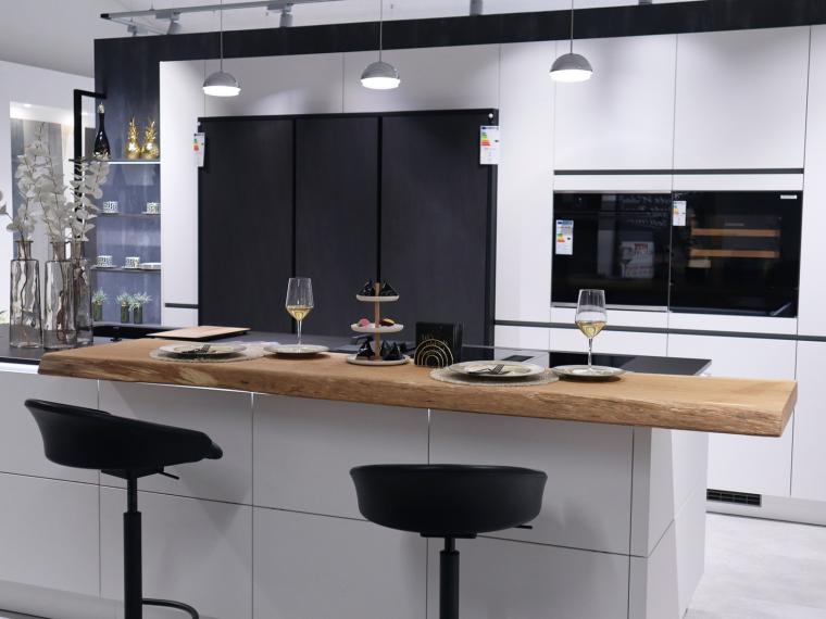Nobilia Einbauküche in Magnolia Softmatt mit Insel & Elektrogeräten - M16
