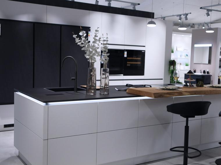 Nobilia Einbauküche in Magnolia Softmatt mit Insel & Elektrogeräten - M16