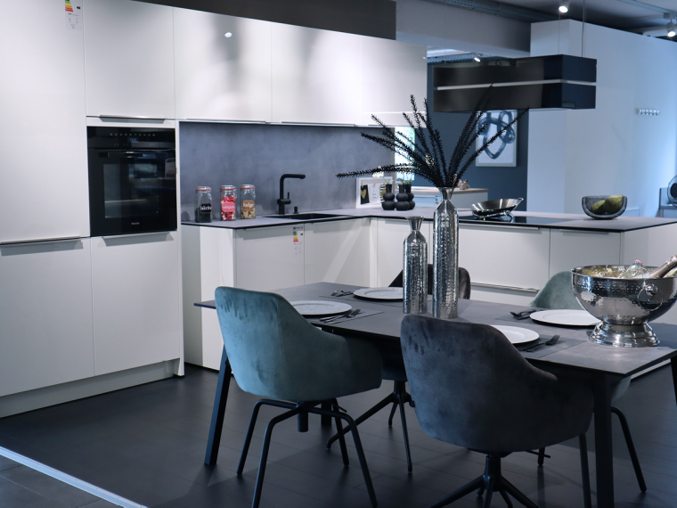 Häcker Einbauküche L-Form in Hochglanz mit Esstisch & Elektrogeräten - M9