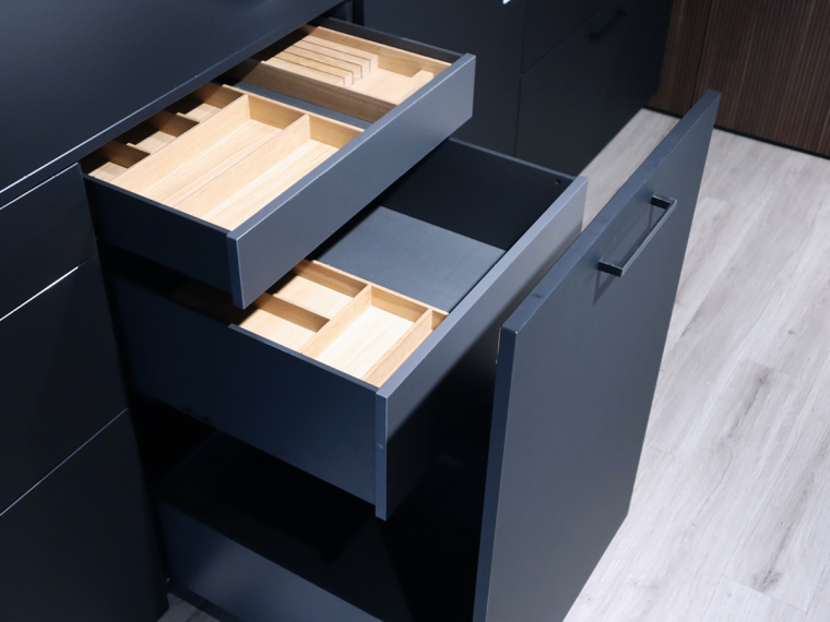 Leicht Einbauküche L-Form Schieferschwarz mit Tisch & Elektrogeräten - M2
