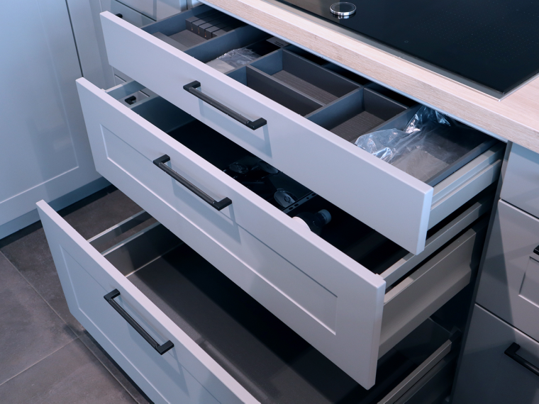 Häcker Landhausküche in Perlgrau mit viel Stauraum und Elektrogeräten - M5