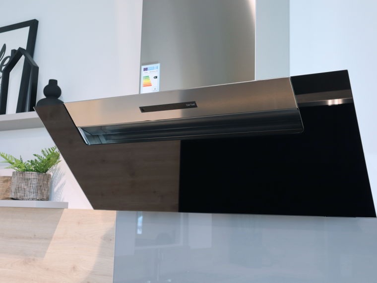 Häcker Landhausküche in Perlgrau mit viel Stauraum und Elektrogeräten - M5