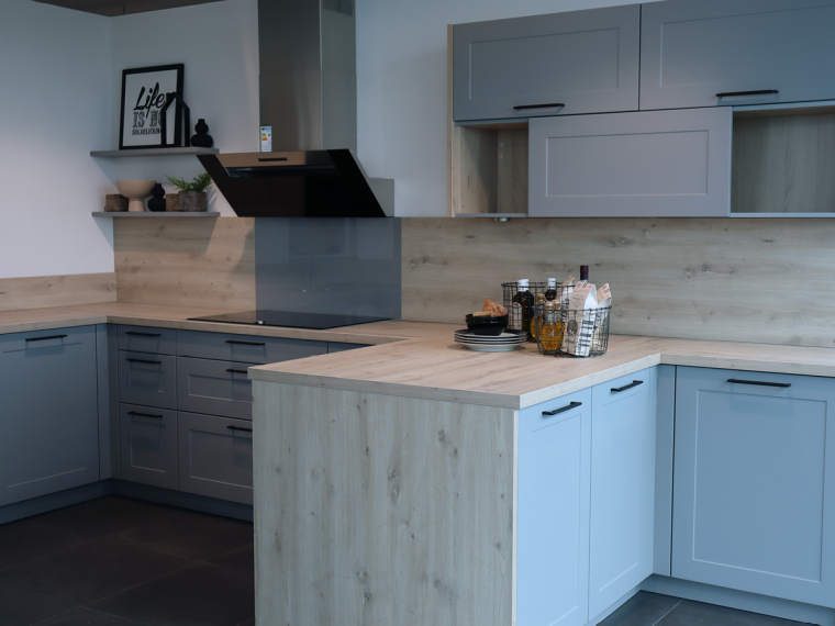 Häcker Landhausküche in Perlgrau mit viel Stauraum und Elektrogeräten - M5