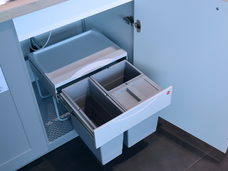 Häcker Landhausküche in Perlgrau mit viel Stauraum und Elektrogeräten - M5