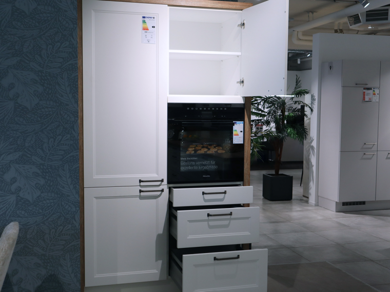 Häcker Landhaus-Küche L-Form in Weiß mit Schrankwand & Elektrogeräten - M10