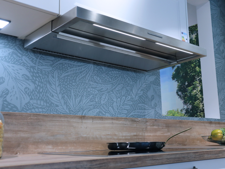 Häcker Landhaus-Küche L-Form in Weiß mit Schrankwand & Elektrogeräten - M10
